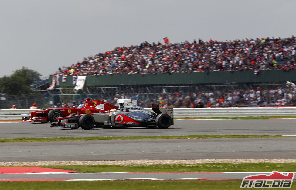 Lewis Hamilton lucha con Fernando Alonso en Silverstone