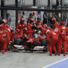 Fernando Alonso hace una parada en Silverstone