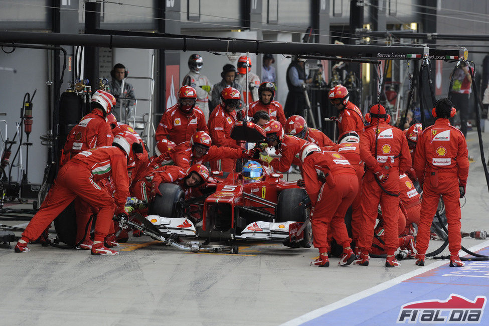 Fernando Alonso hace una parada en Silverstone