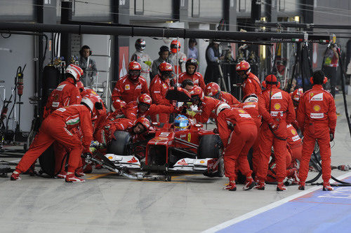 Fernando Alonso hace una parada en Silverstone