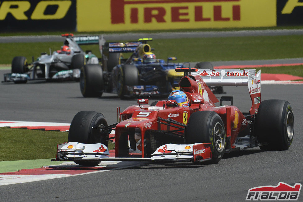 Fernando Alonso mantiene la pole tras la salida
