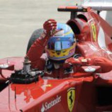 Fernando Alonso se baja del coche tras la carrera