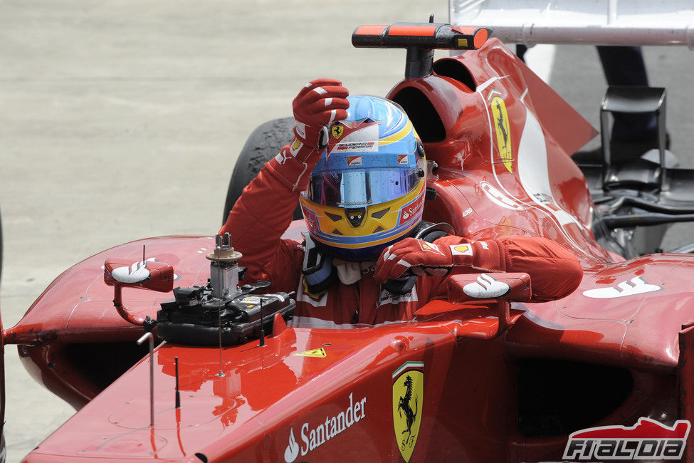 Fernando Alonso se baja del coche tras la carrera