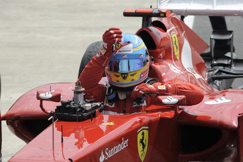 Fernando Alonso se baja del coche tras la carrera