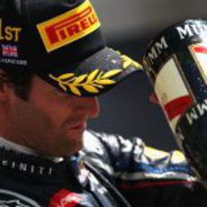 Mark Webber lanza champán desde el podio