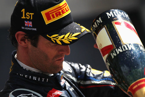 Mark Webber lanza champán desde el podio