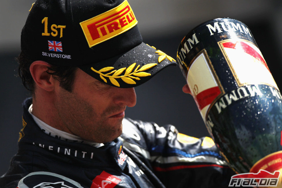 Mark Webber lanza champán desde el podio