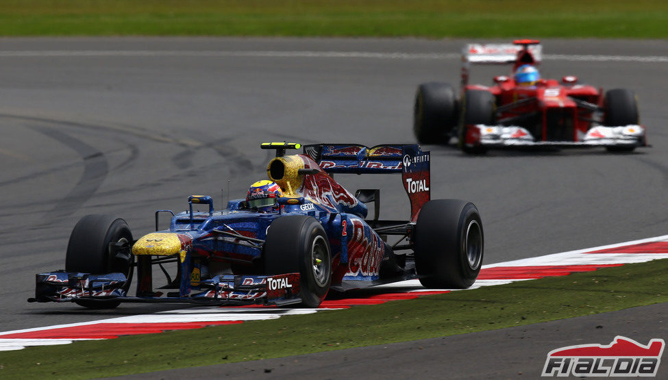 Mark Webber adelantó a Fernando Alonso a falta de cuatro vueltas