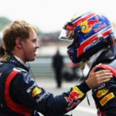 Sebastian Vettel felicita a Mark Webber por su victoria