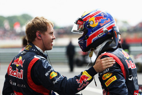 Sebastian Vettel felicita a Mark Webber por su victoria