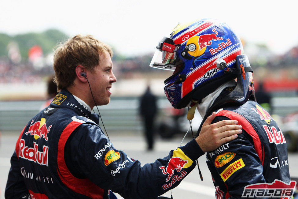 Sebastian Vettel felicita a Mark Webber por su victoria