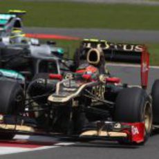 Romain Grosjean sale de una curva en el circuito de Silverstone