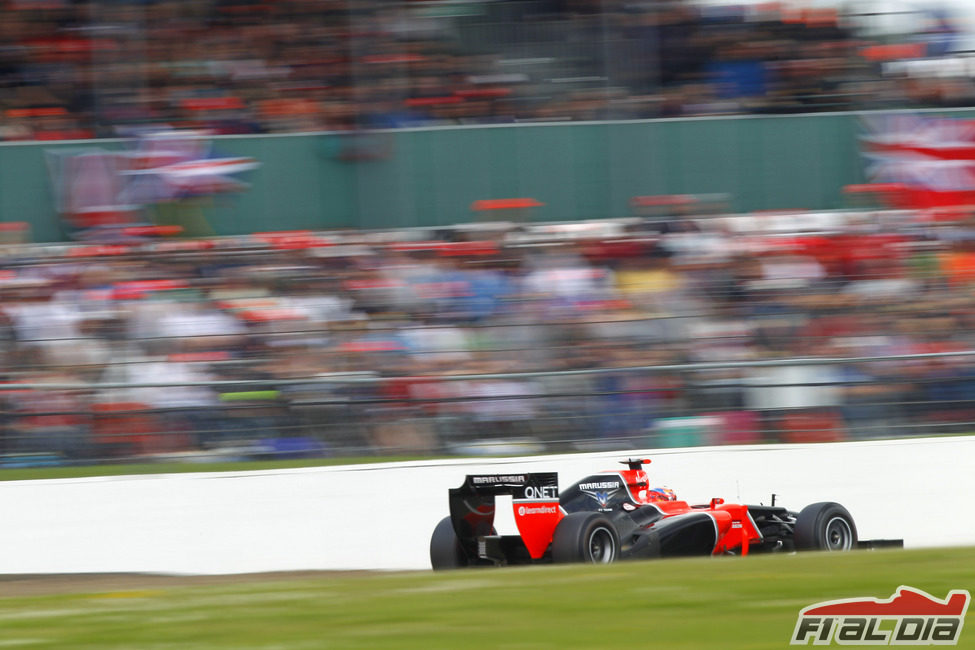 Timo Glock conduce su MR01 por Silverstone