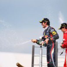 Webber y Alonso descorchan en champán en el podio de Silverstone