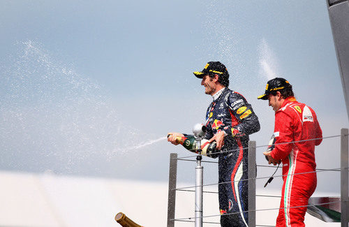 Webber y Alonso descorchan en champán en el podio de Silverstone