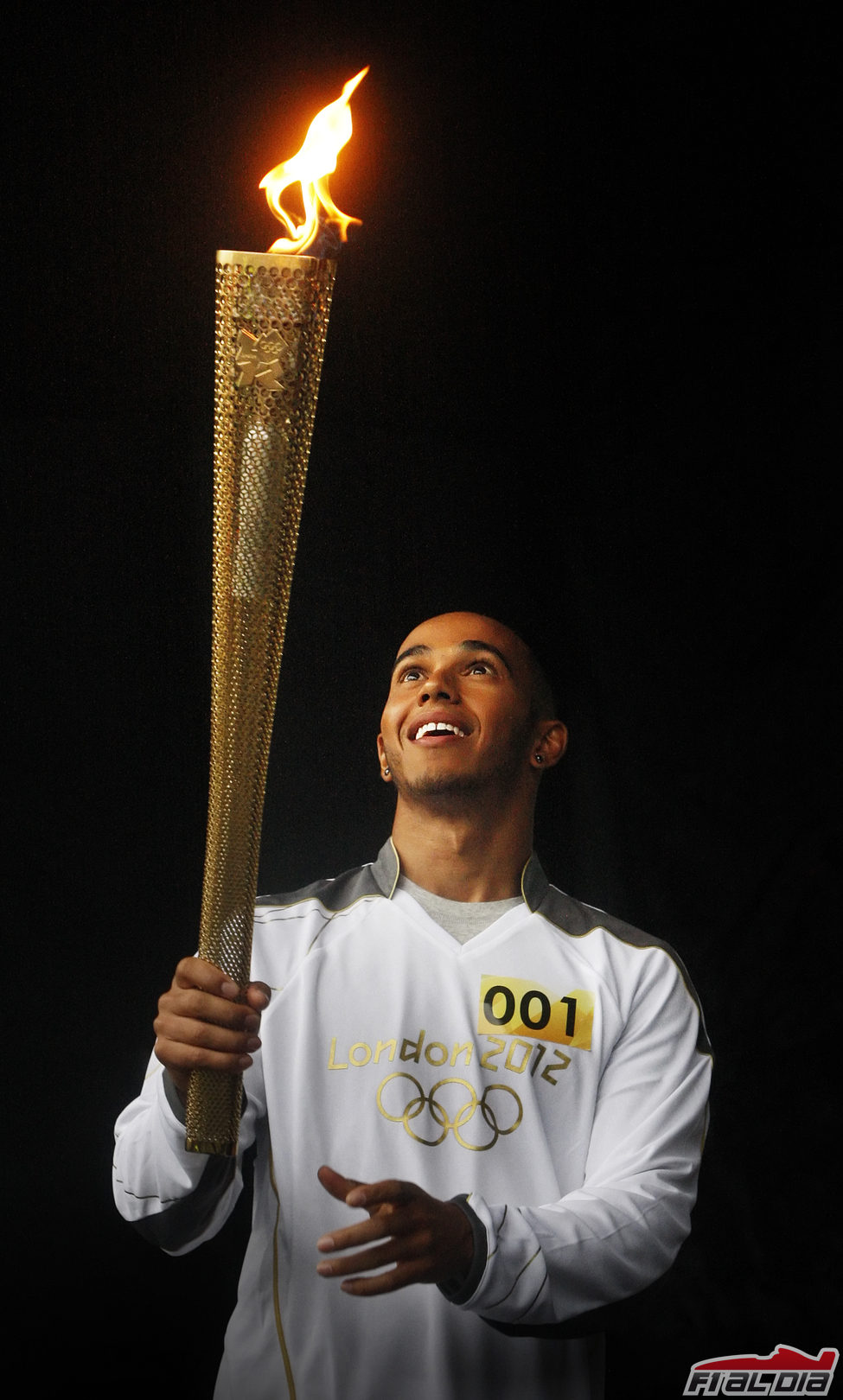 Lewis Hamilton con la antorcha olímpica