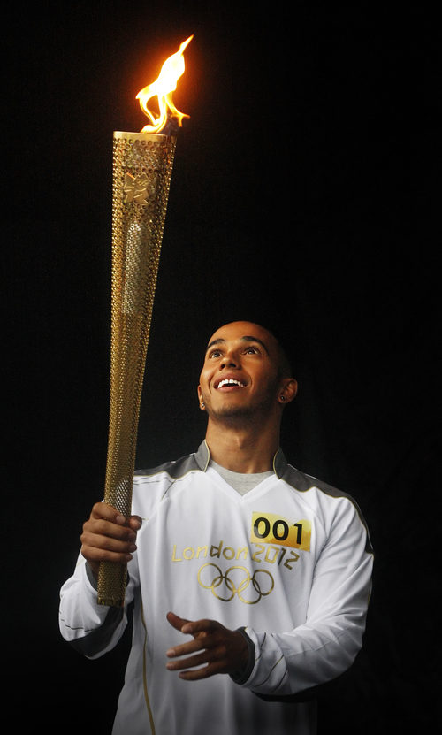 Lewis Hamilton con la antorcha olímpica