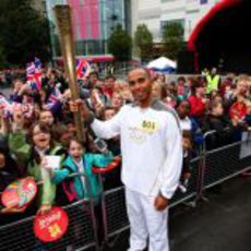 Lewis Hamilton en Luton, con la antorcha olímpica