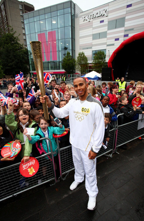 Lewis Hamilton en Luton, con la antorcha olímpica