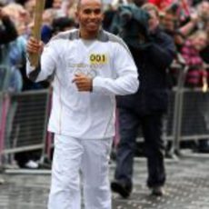Hamilton corre con la llama olímpica de Londres 2012
