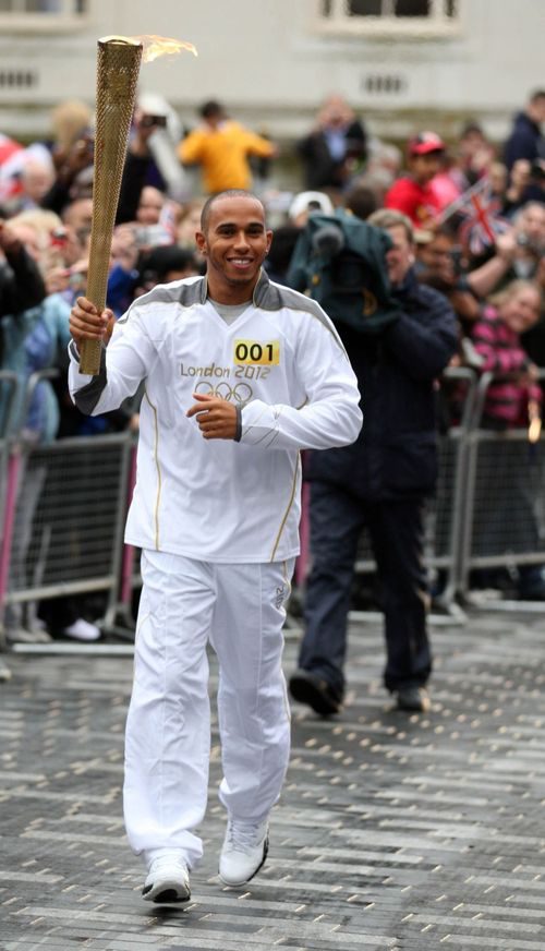 Hamilton corre con la llama olímpica de Londres 2012