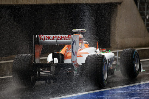 Nico Hülkenberg sale del box bajo la lluvia