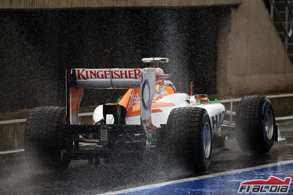 Nico Hülkenberg sale del box bajo la lluvia