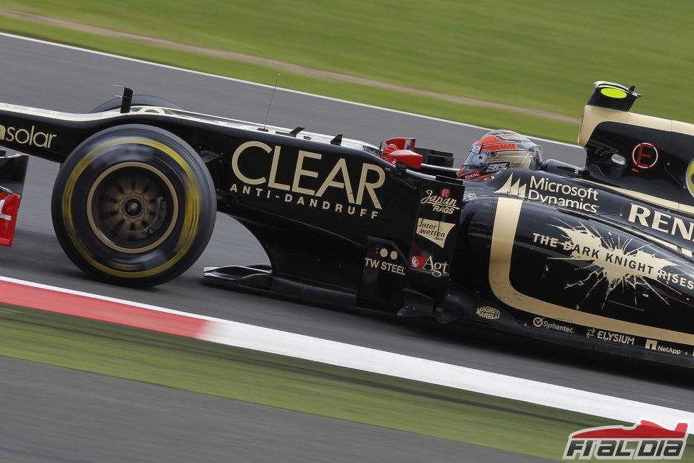 Romain Grosjean rueda en Silverstone con su Lotus