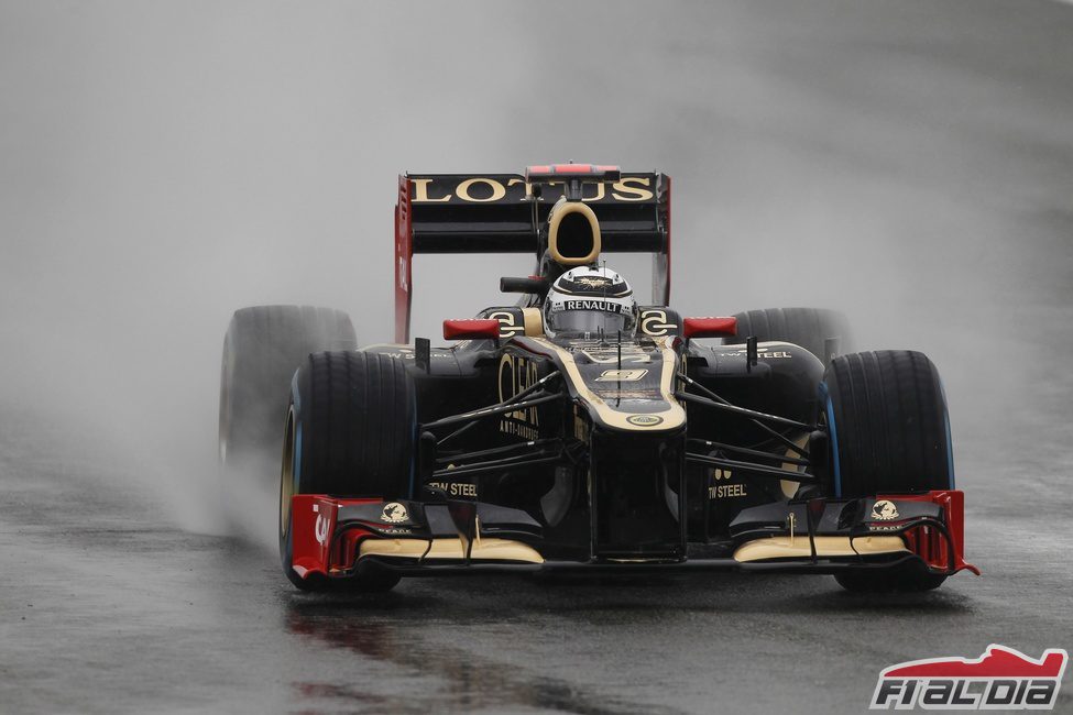 Kimi Räikkönen rueda en lluvia