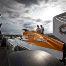 Los Force India entran en el pitlane