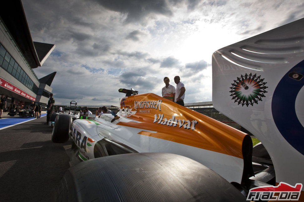 Los Force India entran en el pitlane