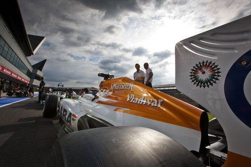 Los Force India entran en el pitlane