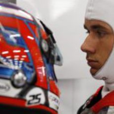 Charles Pic, a punto de ponerse el casco