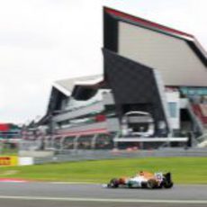 Paul di Resta encara la recta de meta de Silverstone