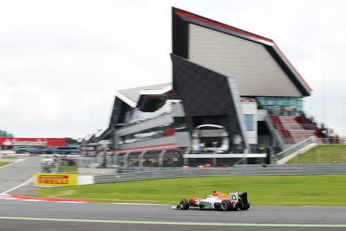 Paul di Resta encara la recta de meta de Silverstone