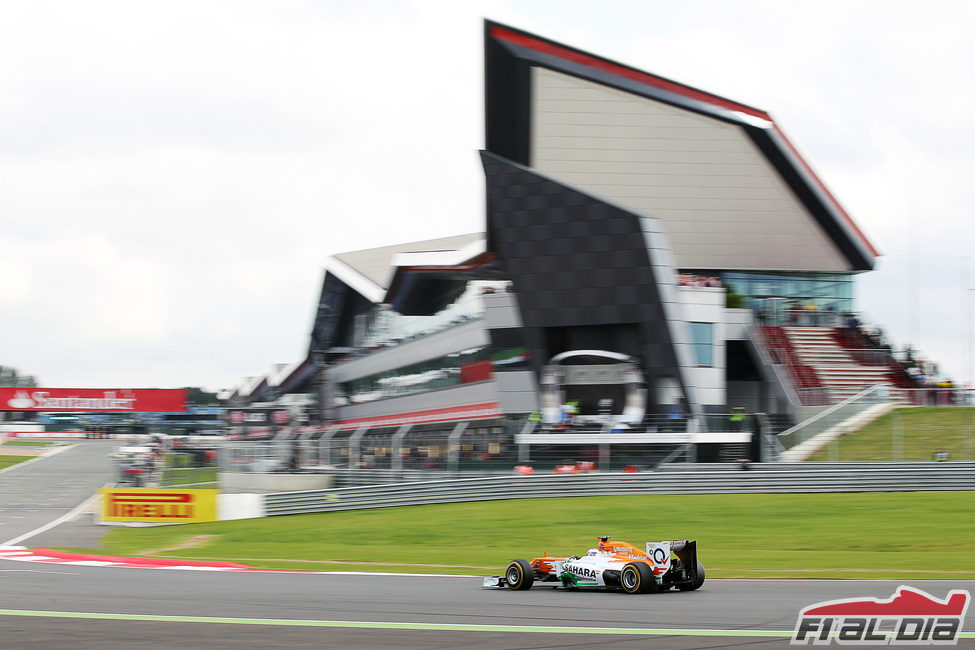 Paul di Resta encara la recta de meta de Silverstone