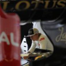 Kimi Räikkönen espera en el box