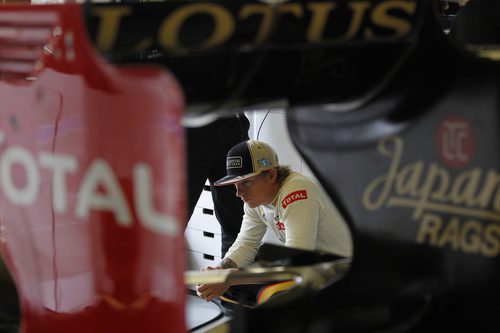 Kimi Räikkönen espera en el box
