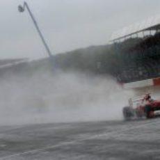 Fernando Alonso 'navega' sobre el circuito de Silverstone