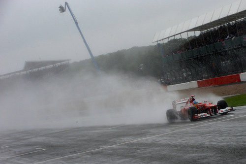 Fernando Alonso 'navega' sobre el circuito de Silverstone