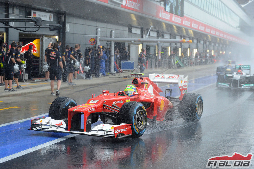 Felipe Massa llega a 'boxes' en Silverstone