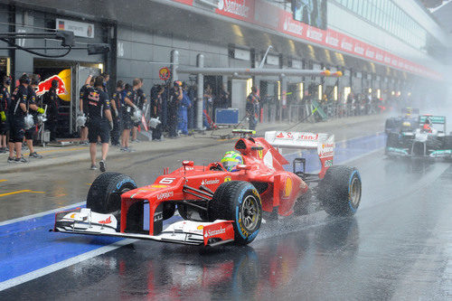 Felipe Massa llega a 'boxes' en Silverstone