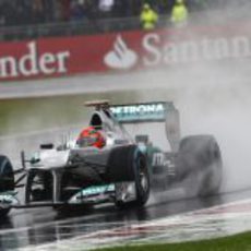 Michael Schumacher rueda con neumáticos de lluvia extrema