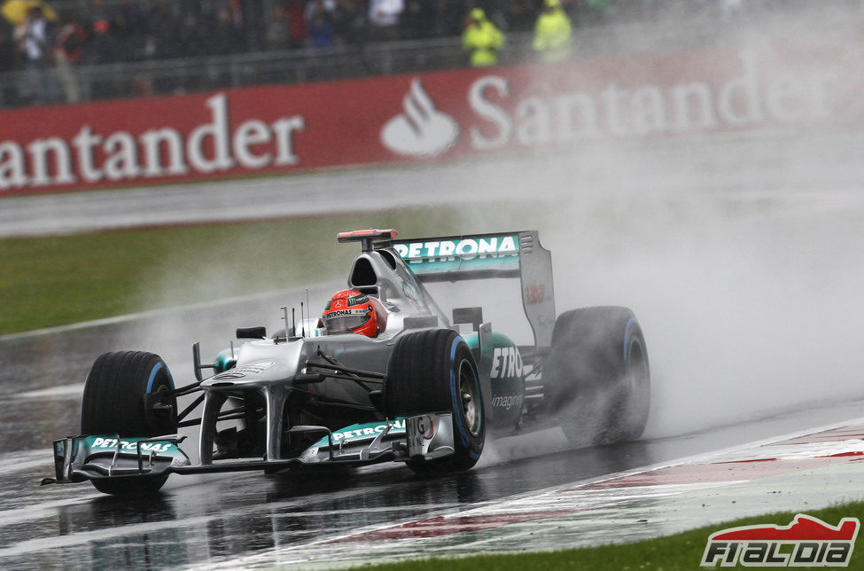 Michael Schumacher rueda con neumáticos de lluvia extrema