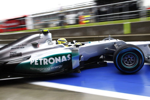 Nico Rosberg sale de boxes sobre pista mojada
