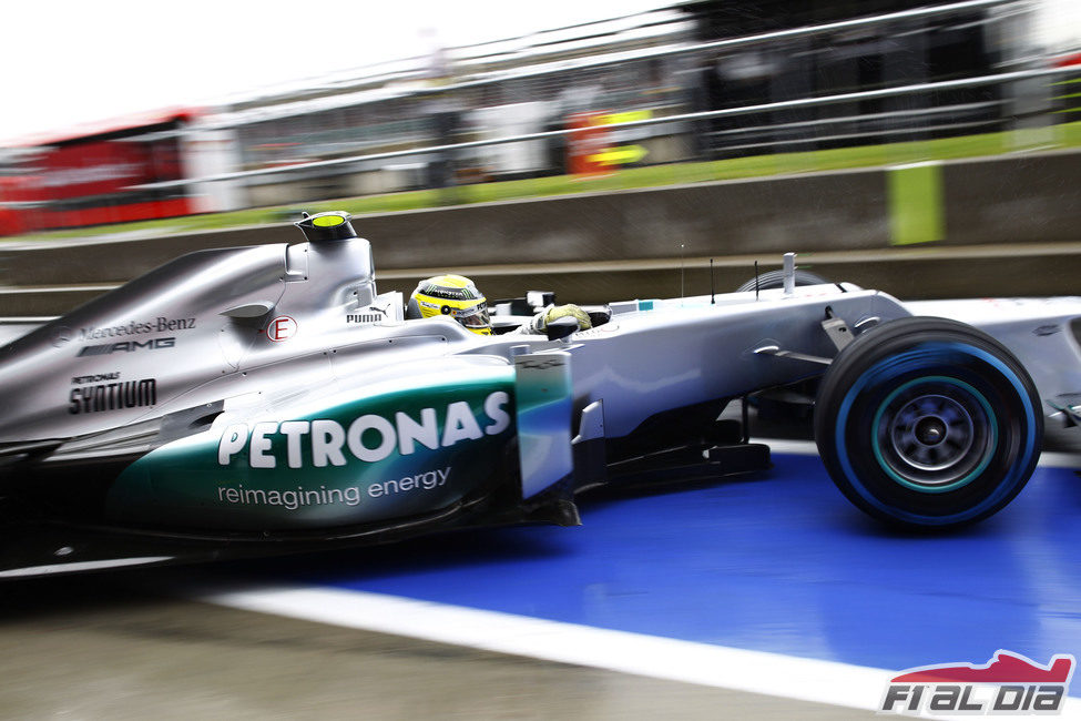 Nico Rosberg sale de boxes sobre pista mojada