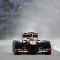 Romain Grosjean rueda bajo la lluvia