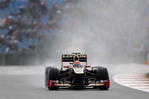 Romain Grosjean rueda bajo la lluvia