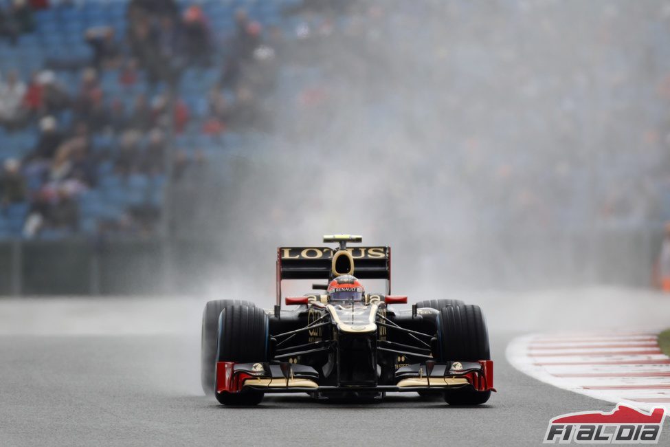 Romain Grosjean rueda bajo la lluvia