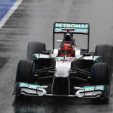 Michael Schumacher pasa por el 'pit lane' en Silverstone